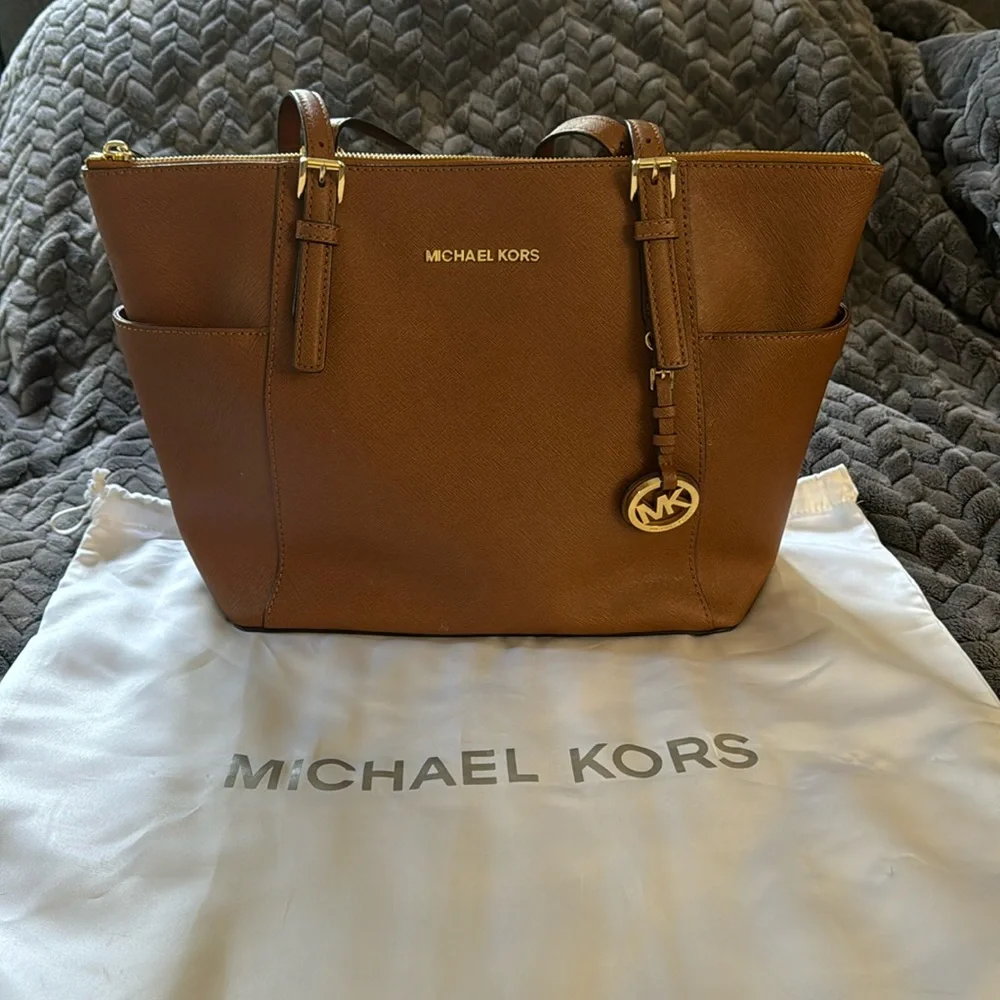 Michael Kors Tan large Tote Pocketbook - Picture 1 of 8